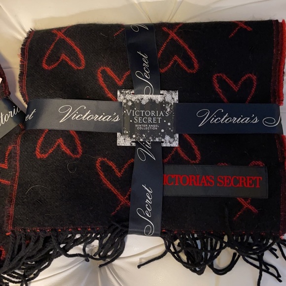 NWT Victoria’s Secret hearted scarf - Picture 2 of 4